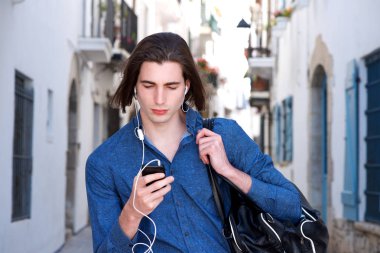 Kulaklık ile yürüyen adam kadar kapatın 