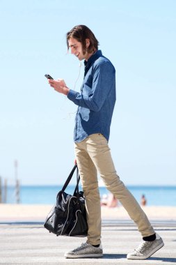 Tam uzunlukta mutlu adam 