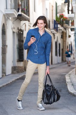 Tam vücut yakışıklı adam 