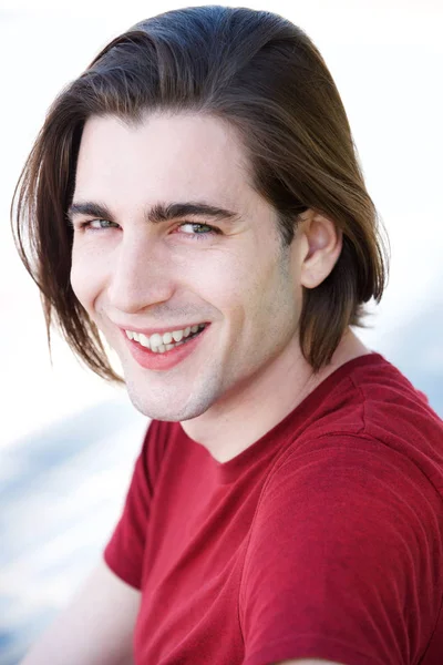 yakışıklı delikanlı kapatmak 