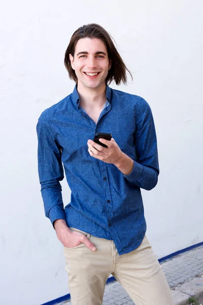 Homem bonito com cabelo comprido — Fotografia de Stock