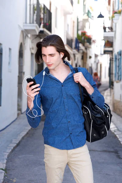 Uomo serio che guarda il cellulare — Foto Stock