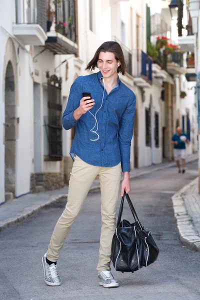 Tam vücut yakışıklı adam 