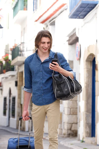 Hombre alegre en la calle de la ciudad —  Fotos de Stock