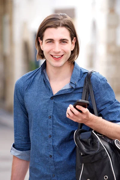 Hombre alegre con el pelo largo —  Fotos de Stock