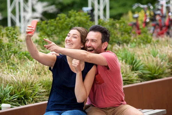 Paar sitzt zusammen und macht Selfie — Stockfoto