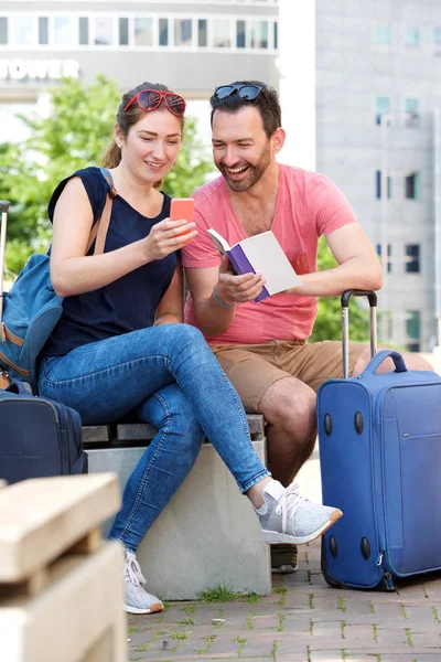 Gelukkige paar met Bagage — Stockfoto