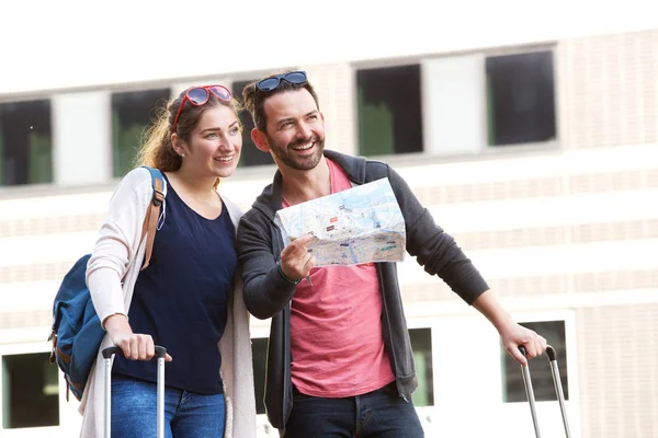 Coppia felice in piedi in città — Foto Stock