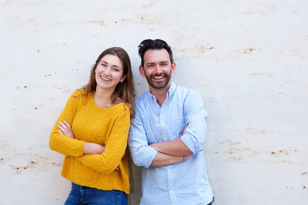 Par står med armarna korsade — Stockfoto
