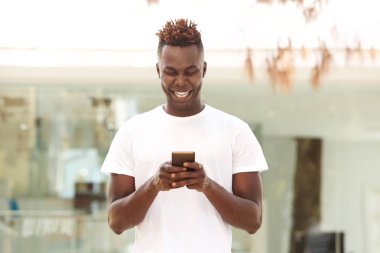 Genç afro Amerikalı adam 