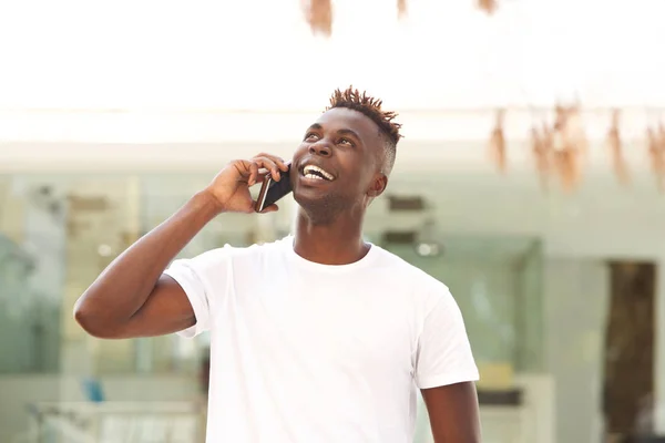 Χαρούμενος νεαρός άντρας μαύρο — Φωτογραφία Αρχείου