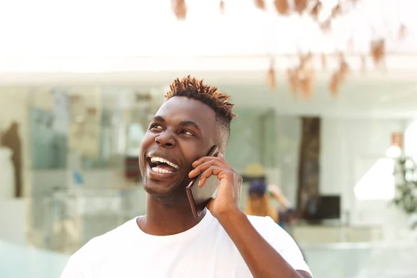 Afrikalı genç adam gülüyor — Stok fotoğraf