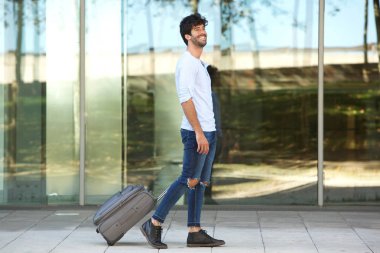 Dışarıda yürüyen adam 