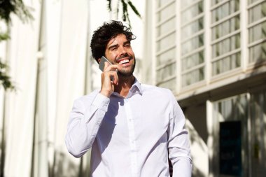 Konuşan adam gülüyor