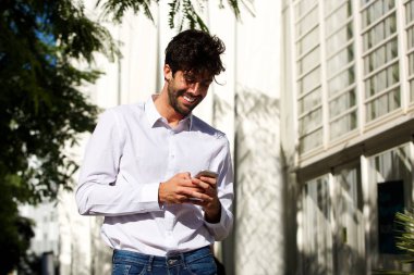 mutlu yakışıklı adam 