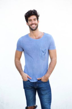 gülümseyen yakışıklı adam