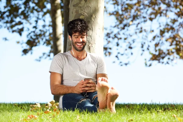 Lycklig man sitter utanför — Stockfoto