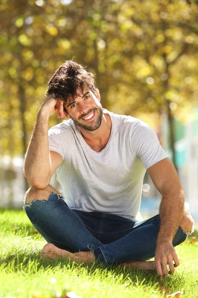 Bonito homem sentado lá fora — Fotografia de Stock