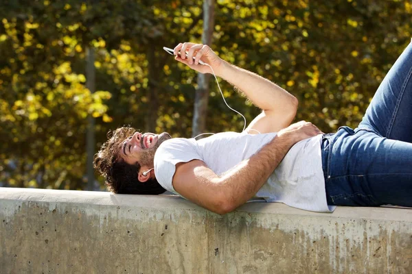 Hombre feliz mintiendo — Foto de Stock