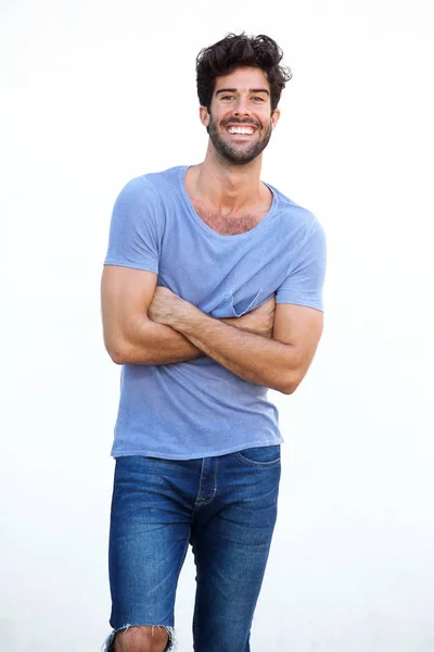 Sonriente hombre de pie con los brazos cruzados —  Fotos de Stock