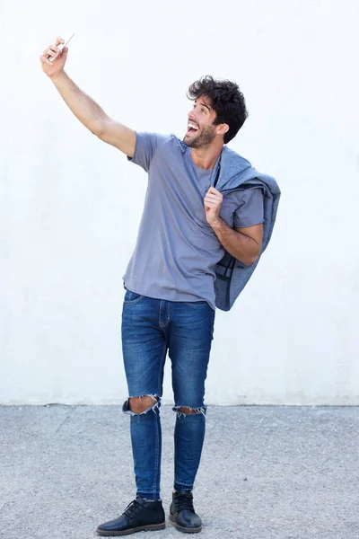 Homem tomando selfie com telefone móvel — Fotografia de Stock