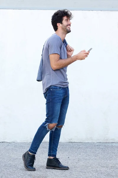 Homem andando com telefone celular — Fotografia de Stock