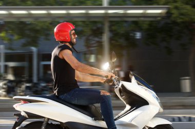 Yakışıklı gülümseyen adam tarafı  