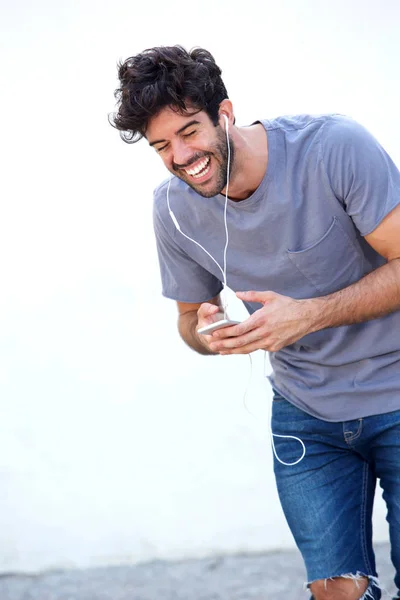 Uomo che ride ascoltando musica — Foto Stock
