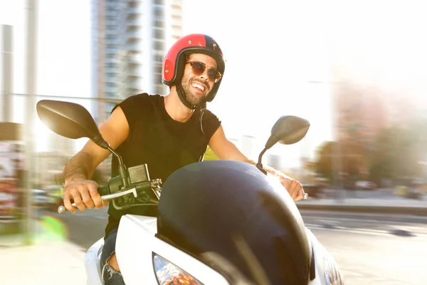 バイクにハンサムな男 — ストック写真