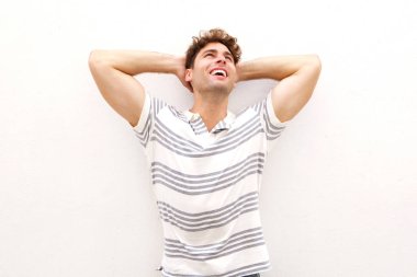 Elleri başının arkasında olan adam.