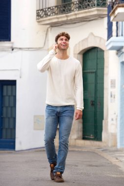 Şehir sokak üzerinde yürüyen adam gülüyor