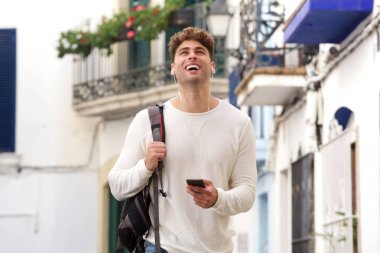 Mutlu bir adam holding cep telefonu