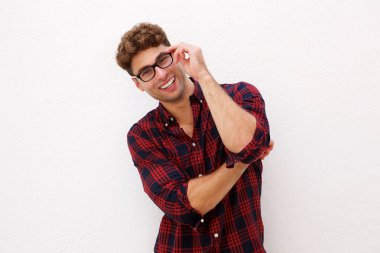 Adam ayakta gülümseyen 