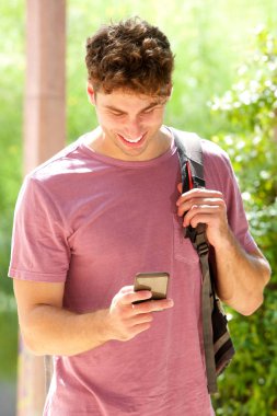 Sırt çantası ile yürüyen gülümseyen adam 