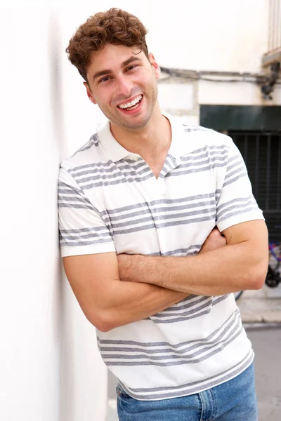 Sonriente hombre de pie con los brazos cruzados — Foto de Stock