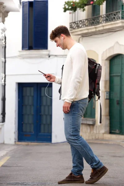 Улыбающийся мужчина с телефоном — стоковое фото