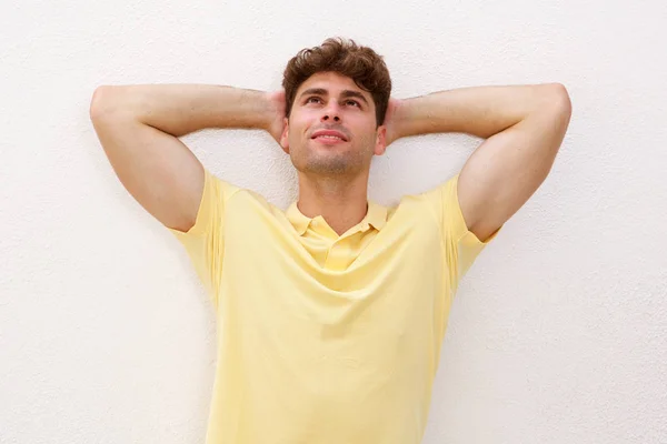 Homme souriant avec les mains derrière la tête — Photo