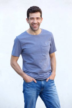 Gülümseyen çekici genç adam 