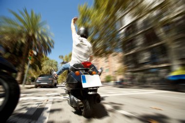 adam hızlı scooter zevk kask ile 