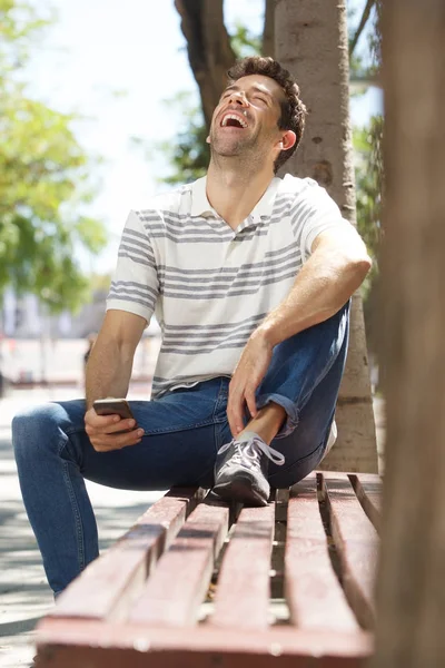 Smějící se mladý muž — Stock fotografie