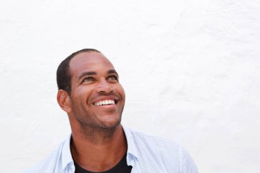 Beyaz zemin üzerine gülen yakışıklı kendine güvenen adam portresi kapatın