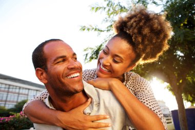 Mutlu çift erkek ve kadın kucaklama ile portresi