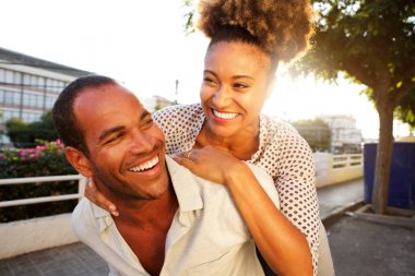 Mutlu çift ile şehirde kadın taşıyan adam portresi