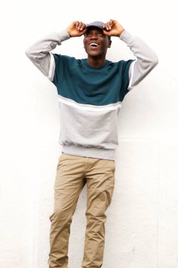 Afrika yakışıklı genç kap ayakta beyaz arka plan ile portresi