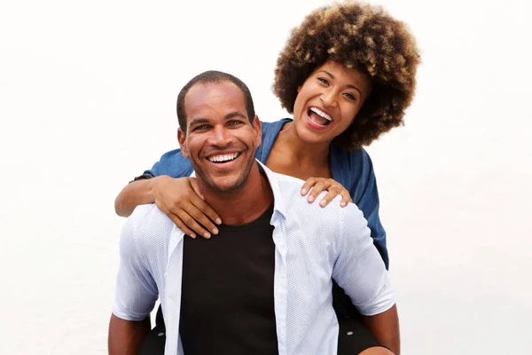 Retrato Pareja Divertida Riendo Abrazo Por Pared Blanca — Foto de Stock