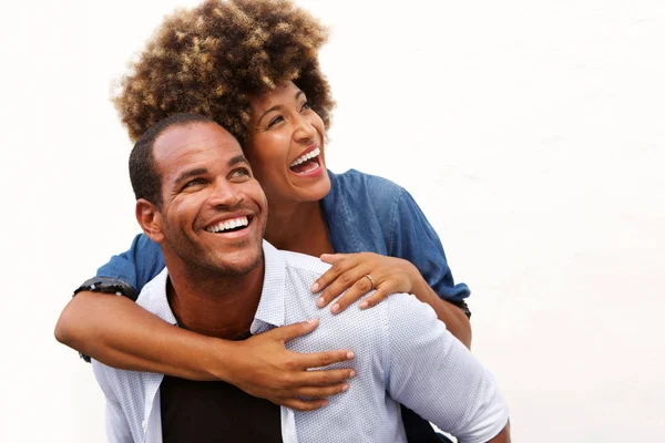Portret Van Glimlachen Paar Staande Omhelzing Witte Achtergrond — Stockfoto