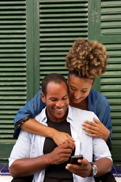 Retrato Pareja Feliz Abrazo Con Hombre Sosteniendo Teléfono Móvil —  Fotos de Stock