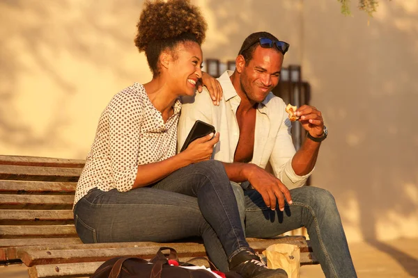 Retrato Pareja Feliz Sentada Banco Afuera Con Teléfono Móvil Merienda —  Fotos de Stock