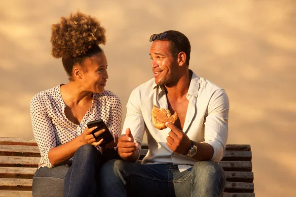 Retrato Pareja Sentada Banco Del Parque Con Teléfono Móvil Merienda —  Fotos de Stock