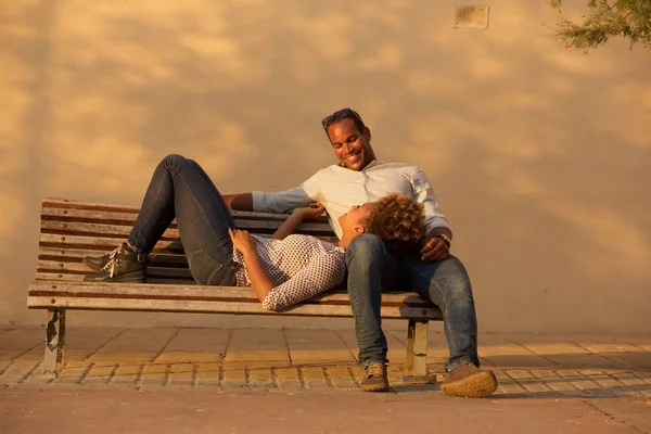 Retrato Pareja Feliz Sentada Banco Del Parque Afuera —  Fotos de Stock